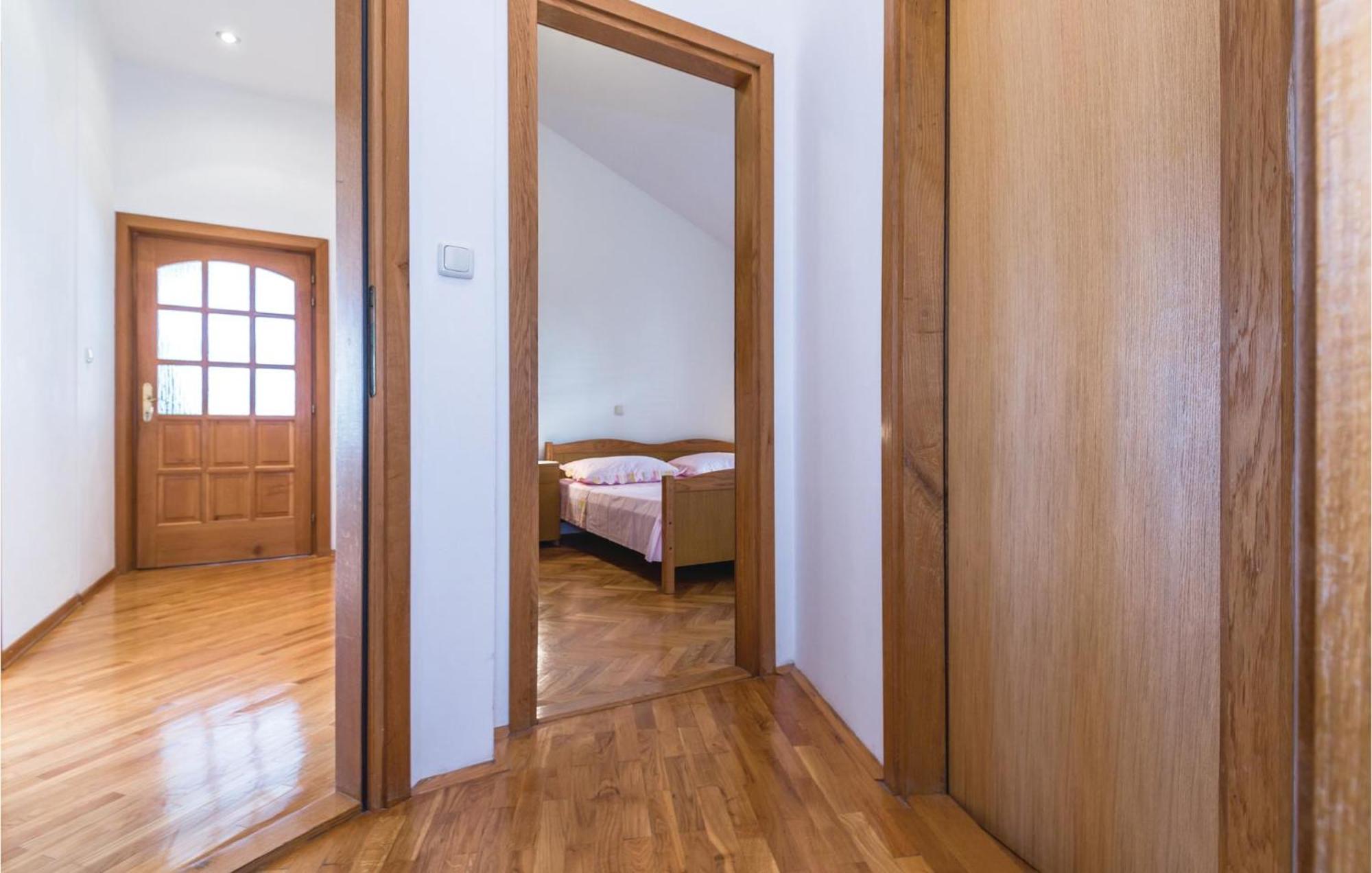 3 Bedroom Amazing Apartment In Makarska Kültér fotó