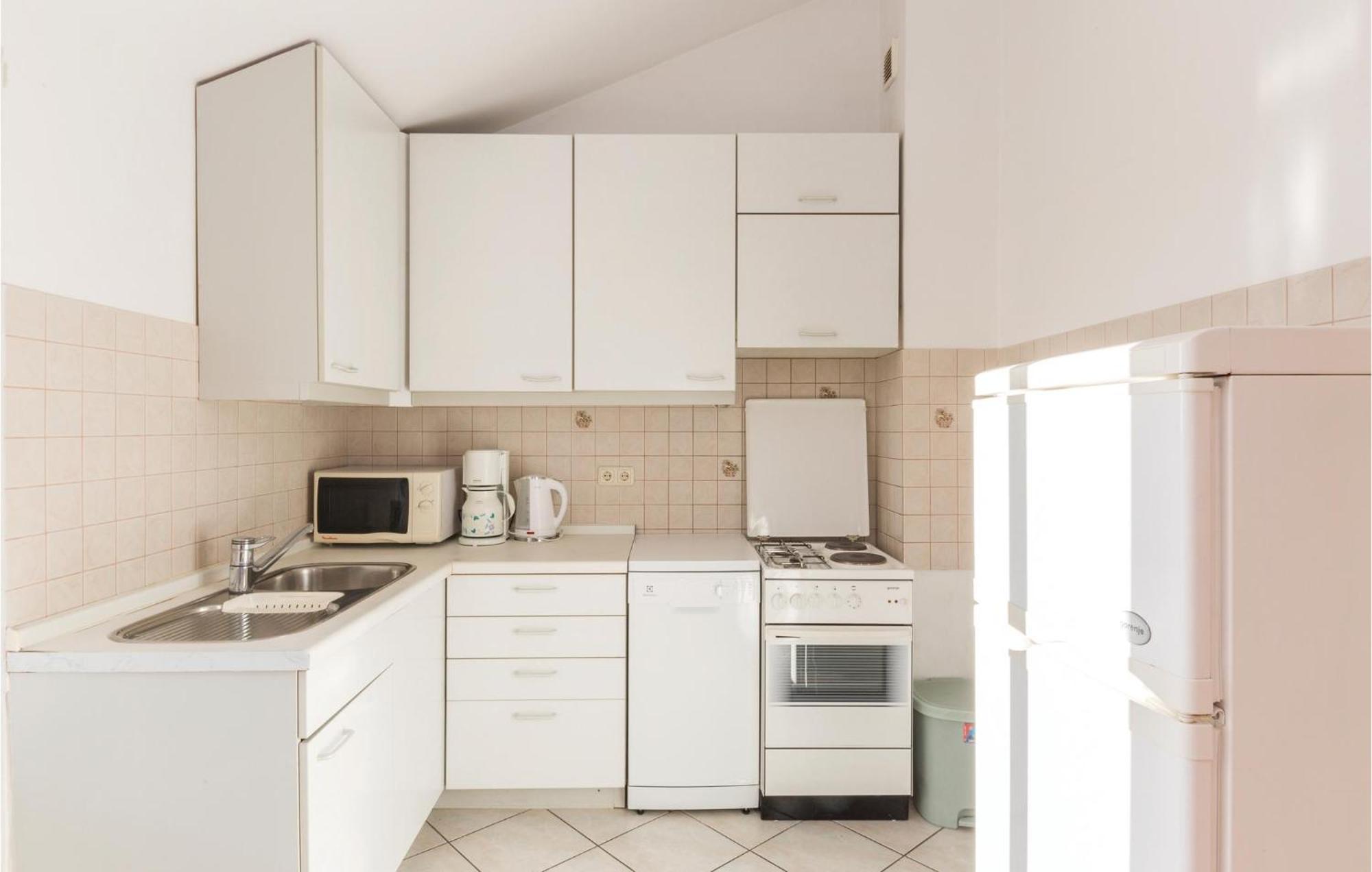 3 Bedroom Amazing Apartment In Makarska Kültér fotó