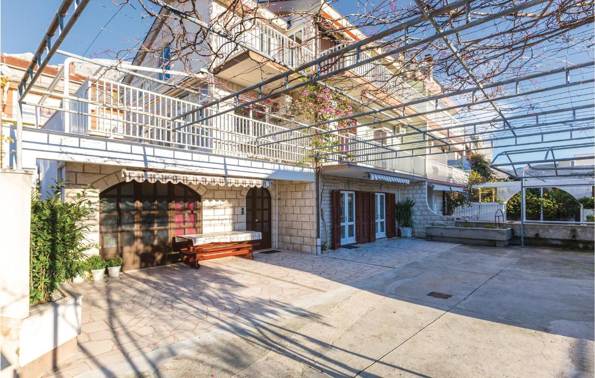 3 Bedroom Amazing Apartment In Makarska Kültér fotó