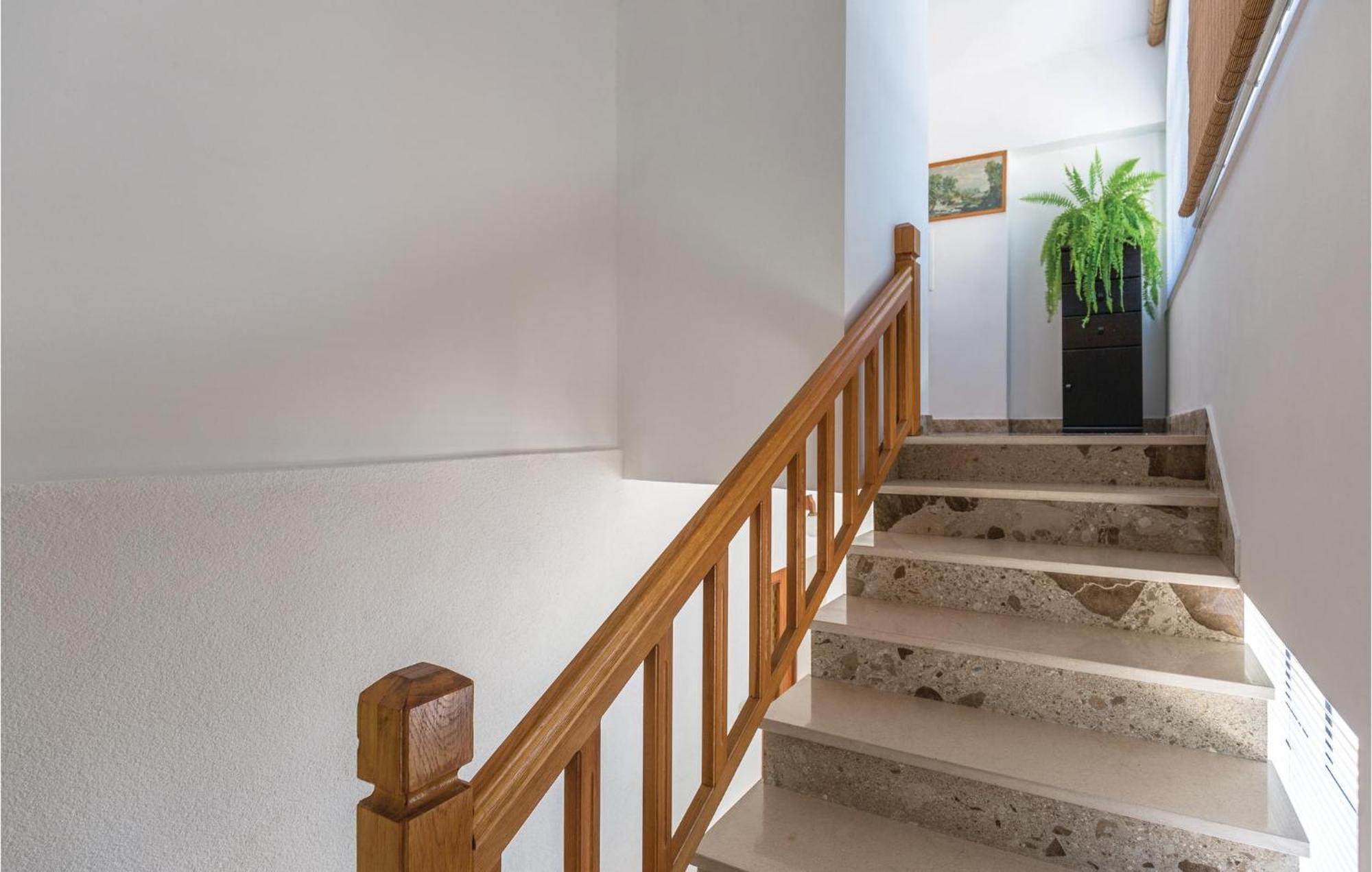 3 Bedroom Amazing Apartment In Makarska Kültér fotó