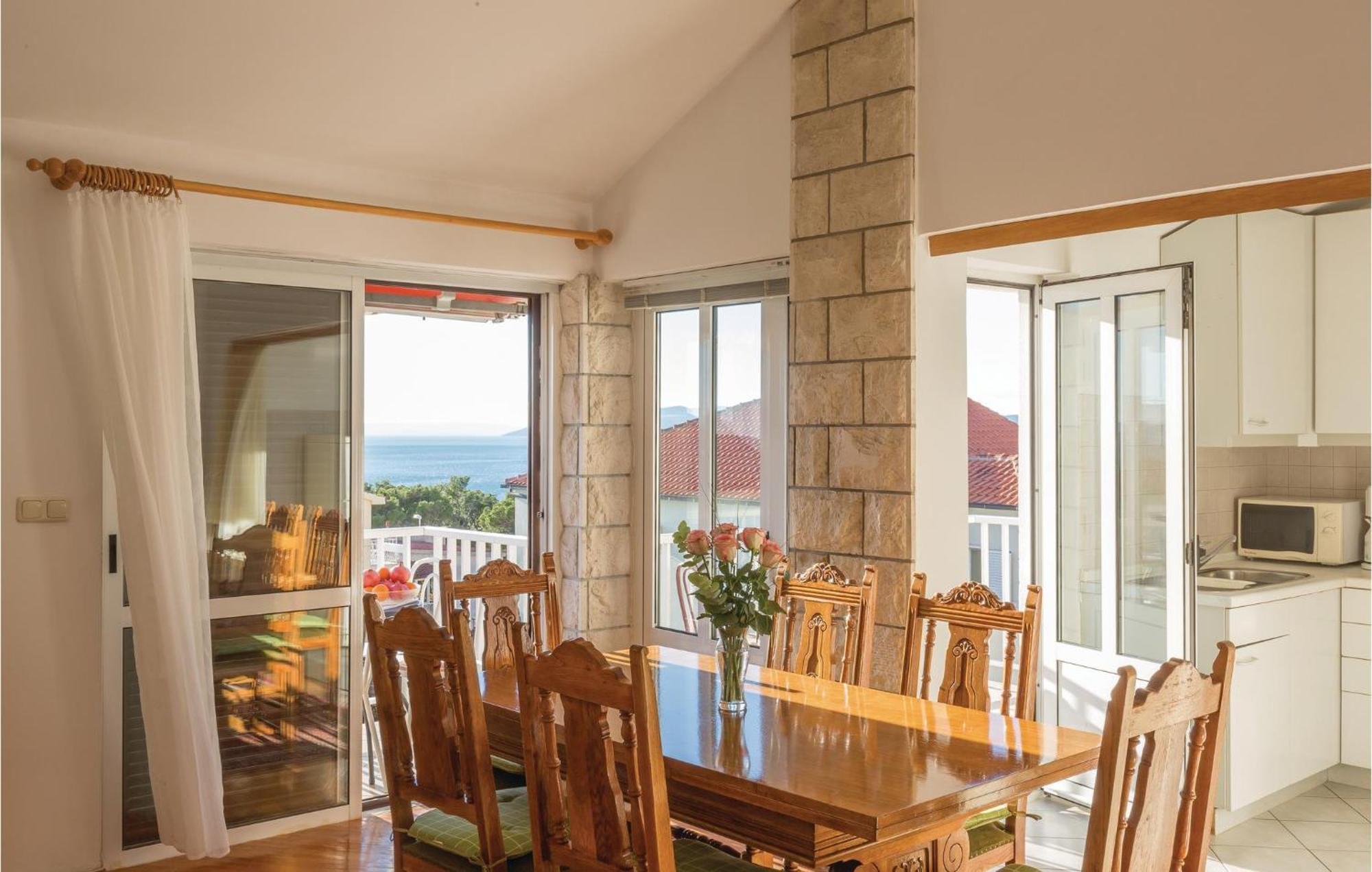 3 Bedroom Amazing Apartment In Makarska Kültér fotó