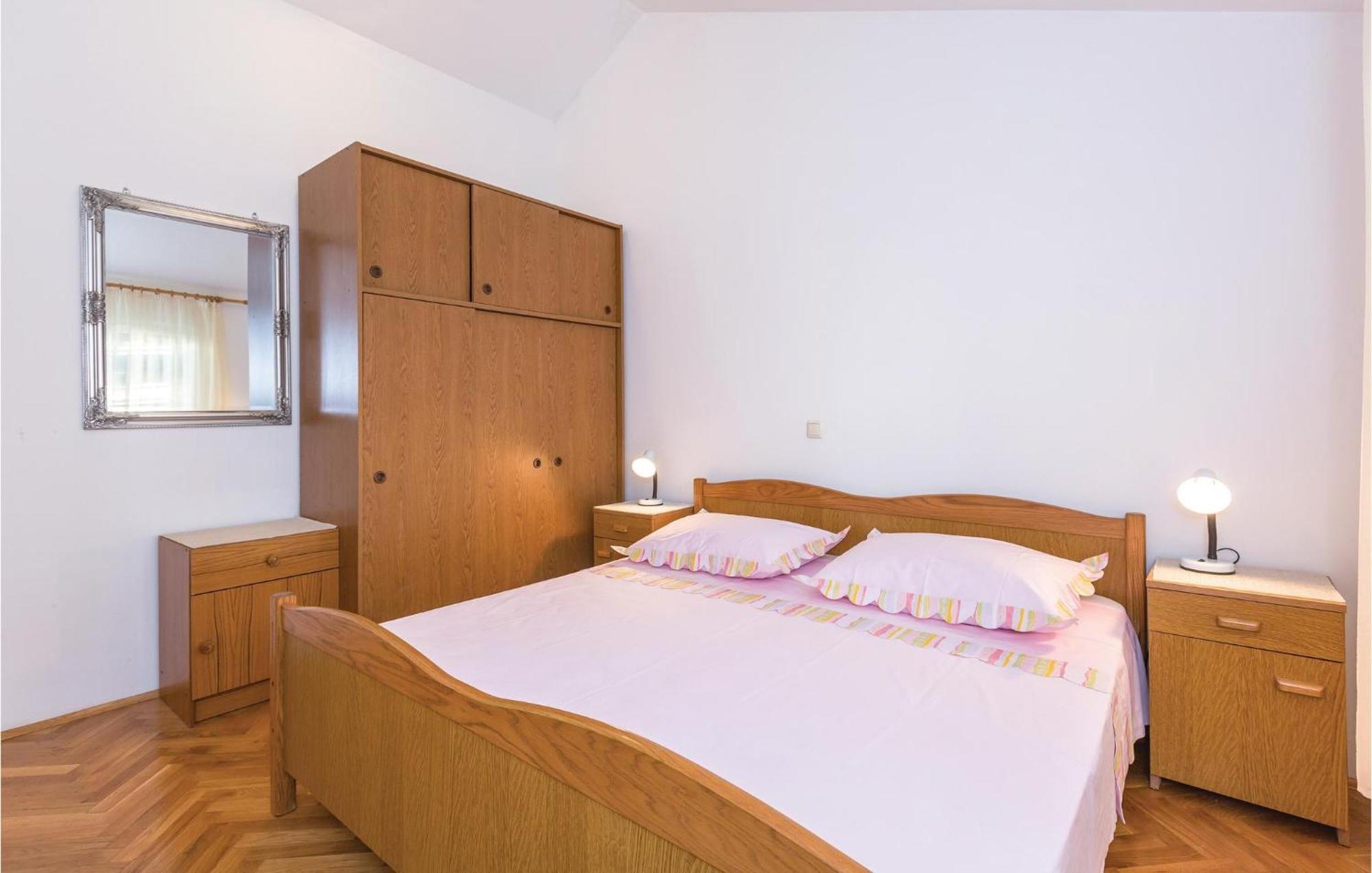 3 Bedroom Amazing Apartment In Makarska Kültér fotó