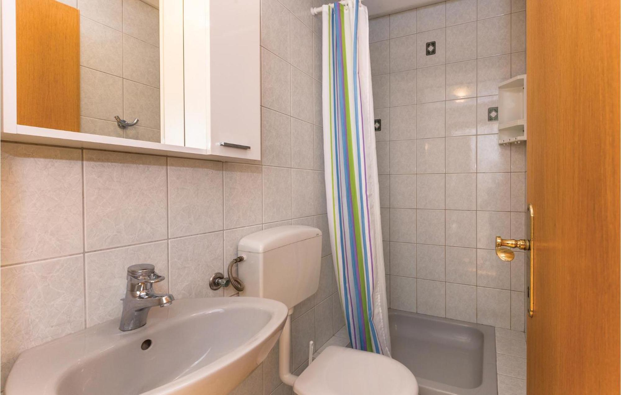 3 Bedroom Amazing Apartment In Makarska Kültér fotó